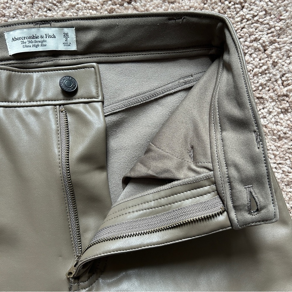 Abercrombie & Fitch Curve Love 90s Straight Ultra High Rise Vegan Leather 26/2 - Picture 3 of 12